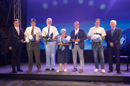 Nagrajenci z županom in predsednikom komisije