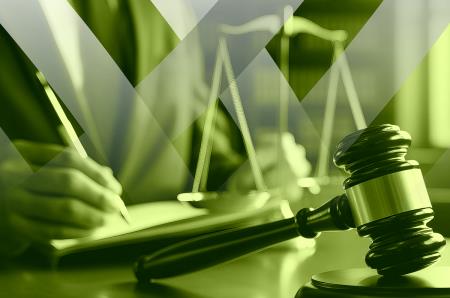 sodniško kladivo, tehtnica, odvetnik piše po papirju