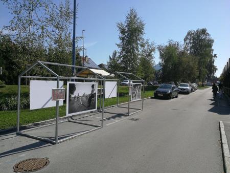 Parkirana fotografska razstava Hraški konji, Cesta ob Sori (pred zaporo ceste)