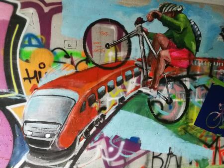 Grafitarnica med vodami, pod železniško postajo