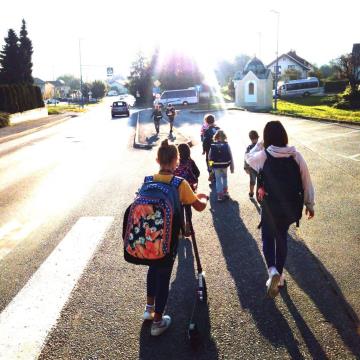 Pešbus: po tednu mobilnosti gredo učenci novinci na Pešbusu sami peš v šolo