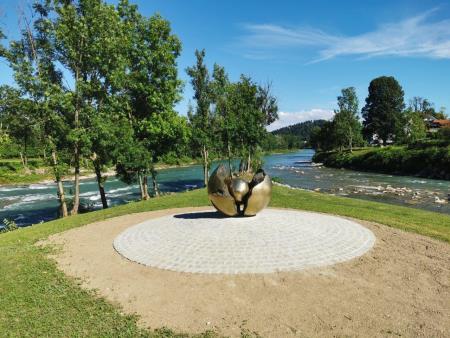 Krogla z jedrom na sotočju