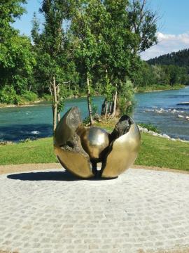 Krogla z jedrom na sotočju