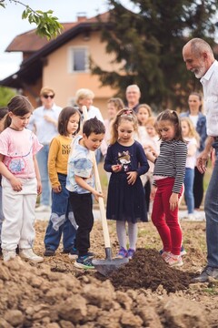 Odprtje vrtičkov v Preski