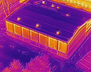 Pogled na telovadnico v Smledniku s termo kamero