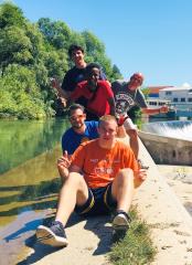 Skupina mladih iz italijanskega Ponta San Nicola je aktivno odkrivala lepote Medvod in okolice. Udeležili so se turnirja trojk v odbojki na mivki na Zbiljah, igrali so košarko, plesali na čisto vse pesmi skupine Kingston ter s sposojenimi kolesi iz našega TIC-a prišli na Katarino.